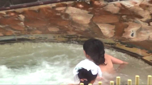 露天のジャグジーに浸かっている女子