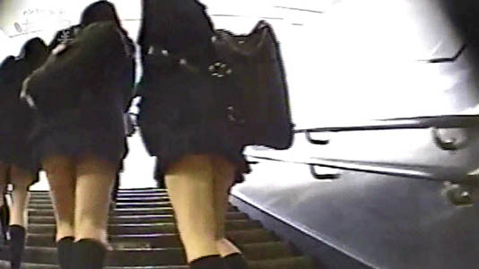 JK複数が階段を登ってます