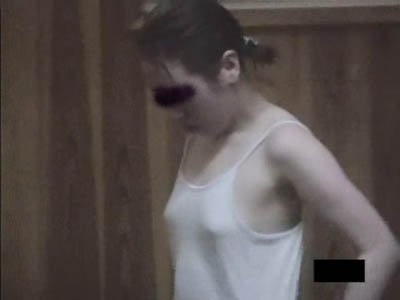 下着に浮き出るチクビがエロい