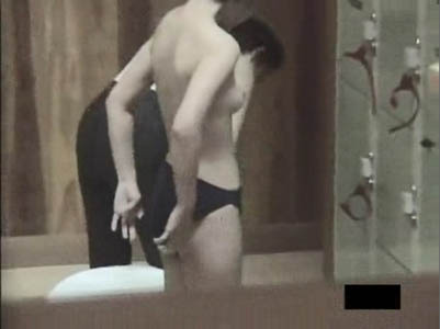 風呂上がりの脱衣場、黒パンツを穿いてパンツ1枚のギャル萌え～です