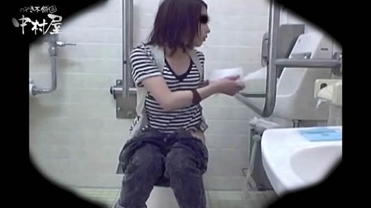 オシッコ中にトイレットペーパーを巻き取るギャル