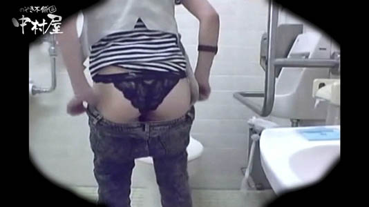 Tバックとまではいかないパンツのギャル