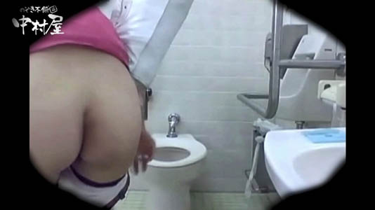 盗撮カメラのすぐ近くでパンツを脱ぐギャル