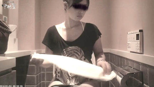 オシッコしながらトイレットペーパーを巻き取ります