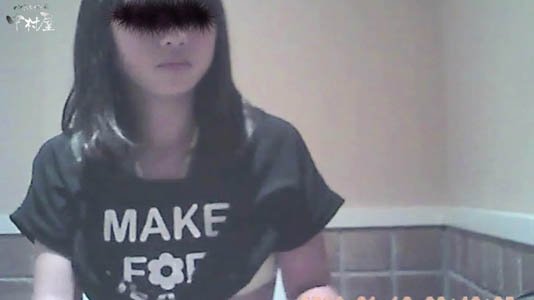 オシッコ中のギャル、可愛い顔してます