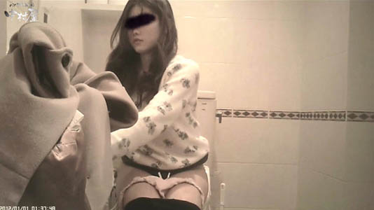 オシッコしながらトイレットペーパーに手を伸ばすギャル