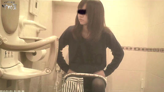 ボーボー女子が便座に座ってオシッコ中です
