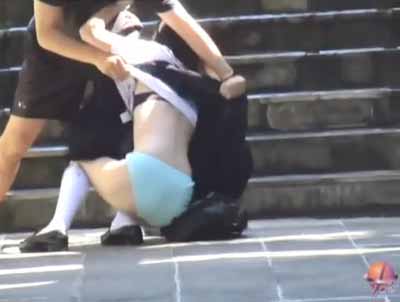 スカートめくられ丸出しパンツ