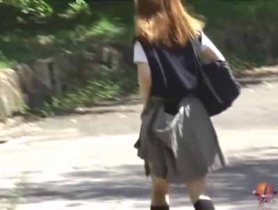 巻きつけたスカートを押さえながら走って逃げ去ります