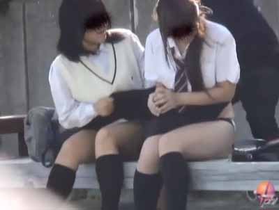 ベンチに座るJK二人のスカートを一緒に引っ張るオトコ