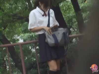 ケータイを見ているJK