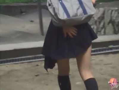 腰に巻きつけたスカートを押さえながら立ち去ります