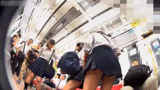 電車の座席に座ろうとしているJKたち