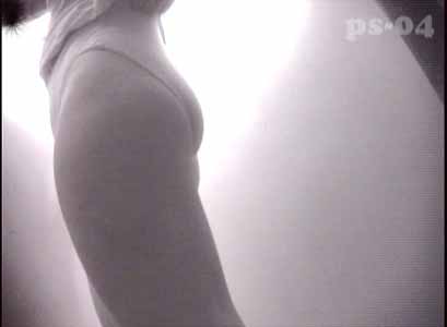 パンツを上に引っ張ってます