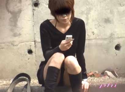 ステキなお姉さんが座ってケータイ見てます