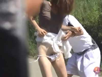 ヒモが緩んで脱げかかっているパンツ