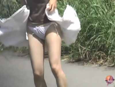 スカートを巻きつけてます