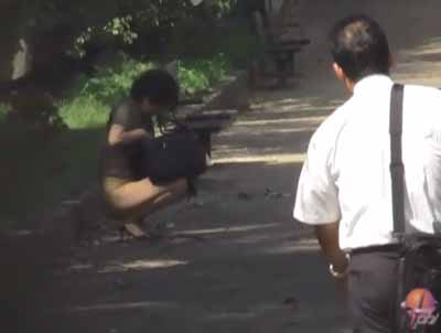 パンツ丸出しでしゃがみ込んでいる前をオヤジが通ります