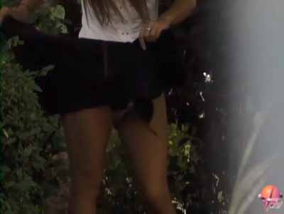 木陰でビリビリのスカートを腰に巻いてます