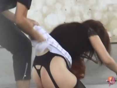 スカートを引っ張られエッチな下着が丸見えのお姉さん