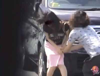 いきなりスカートをオトコに掴まれた女子