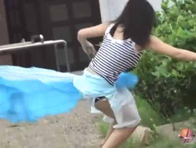 ヒラヒラのロングスカートを引っ張られてます