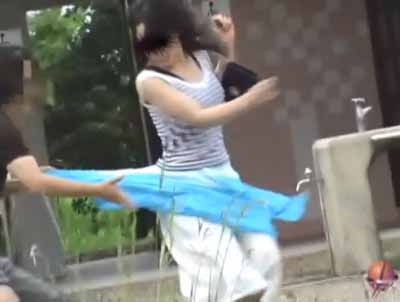 スカートを直して戻るとまた引っ張られてます