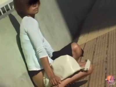 必死に隠している女子の前を通り過ぎる師