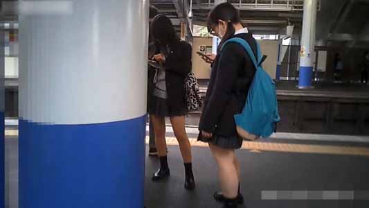 駅のホームでJKが電車待ちしてます