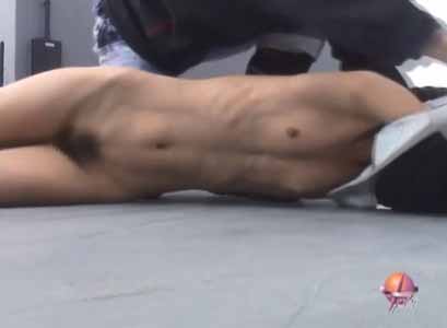 オトコに襲撃されて脱がされてます