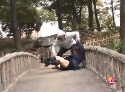 オトコの襲撃に尻もちついている女子