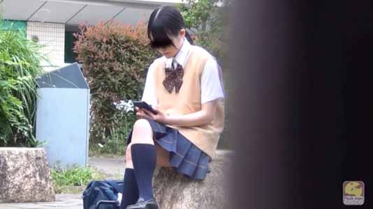 公園でケータイを見ているJK