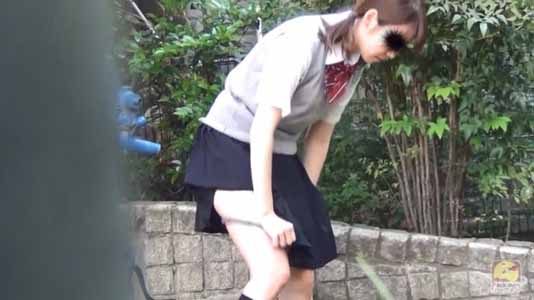 人目につかないところでパンツを下げているJK