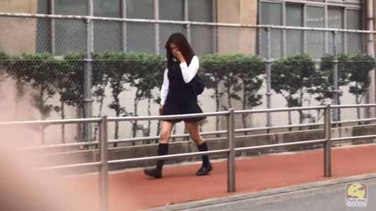 メガネJKが歩いてます