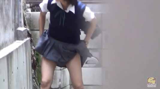 オシッコ終わりパンツを穿いてます