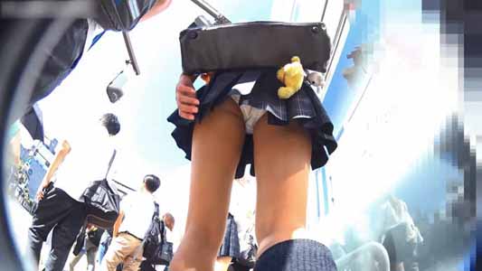 街中を追跡して歩きパンチラを盗撮しまくりです