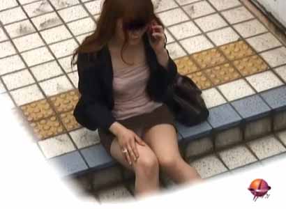 階段に座りパンチラしながら電話をしている女子