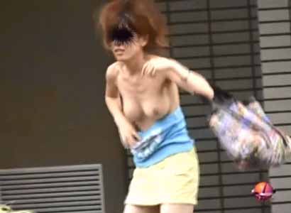 逃げたオトコを目で追いながら服を直してます