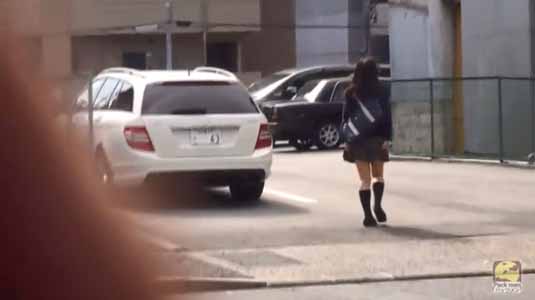 駐車場に入っていくJK
