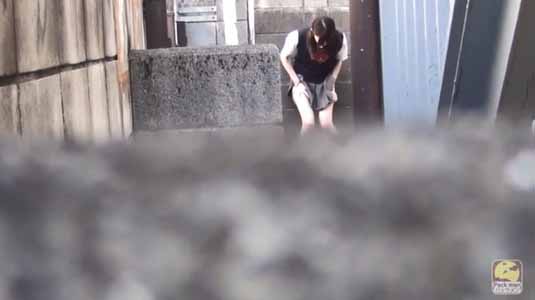 塀の向こうでパンツを下げ始めたJK