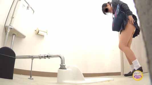 スカートをめくりながらトイレの個室にかけ込んで来たJK