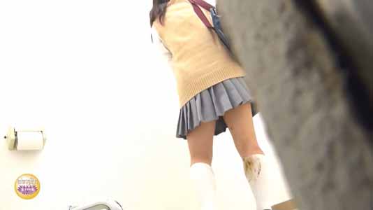 白ハイソがウンコで汚れてます