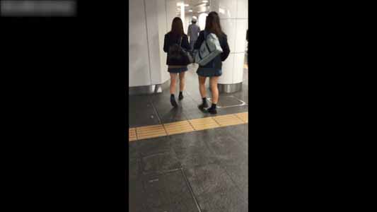 駅構内を移動中のJK2人を追跡してます