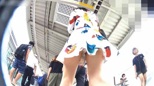 ヒラヒラのミニスカワンピ女子を駅でパンチラ盗撮