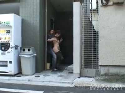 建物の通路で服をめくられている女子