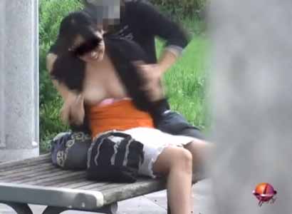 デカチチ女子もおっぱいペロンと出されてます