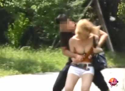 金髪女子が服を下げられてます