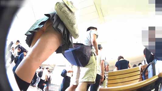 パンツが食い込んでいるJK