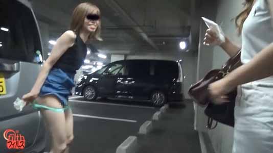 連れの女子もオシッコしてパンツを穿いてます