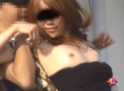 おっぱい出されて羽交い締めにされている女子